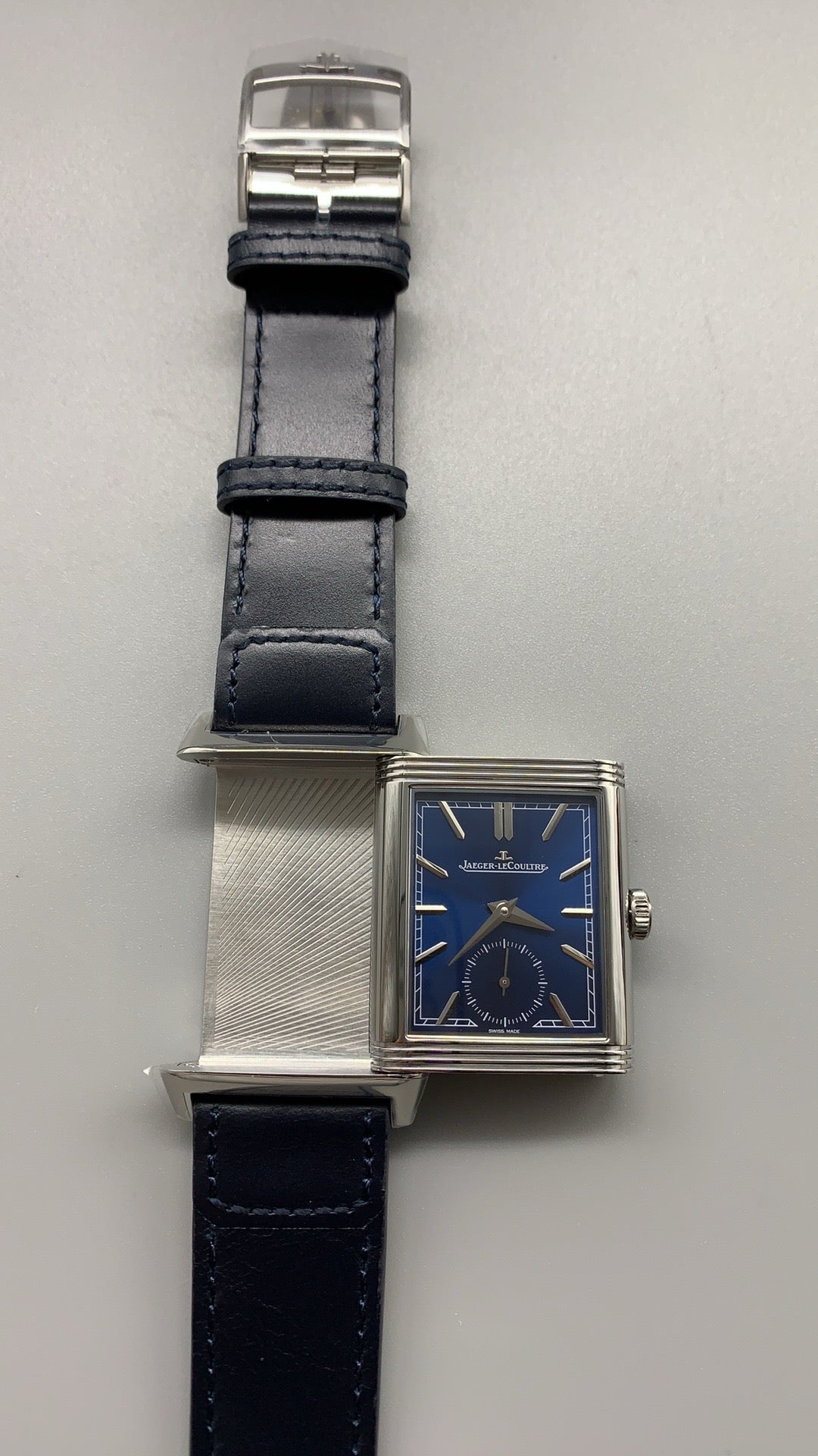 Jaeger-LeCoultre Reverso Classic Small Seconds | 45.6×27.4MM | ตัวเรือนสแตนเลสสตีล | กลไกไขลาน | หน้าปัดสีน้ำเงิน | สายหนังจระเข้สีน้ำเงิน | ฟังก์ชันวินาทีขนาดเล็ก