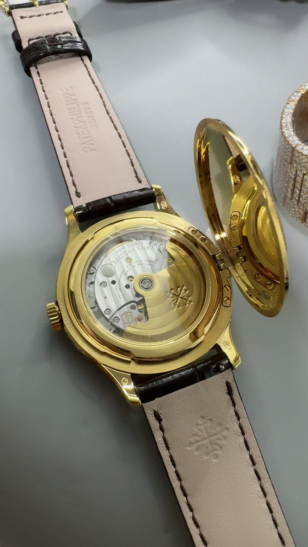 Patek Philippe Calatrava 5227 | 39MM | หน้าปัดสีงาช้าง | กลไกอัตโนมัติ Cal.324 S C
