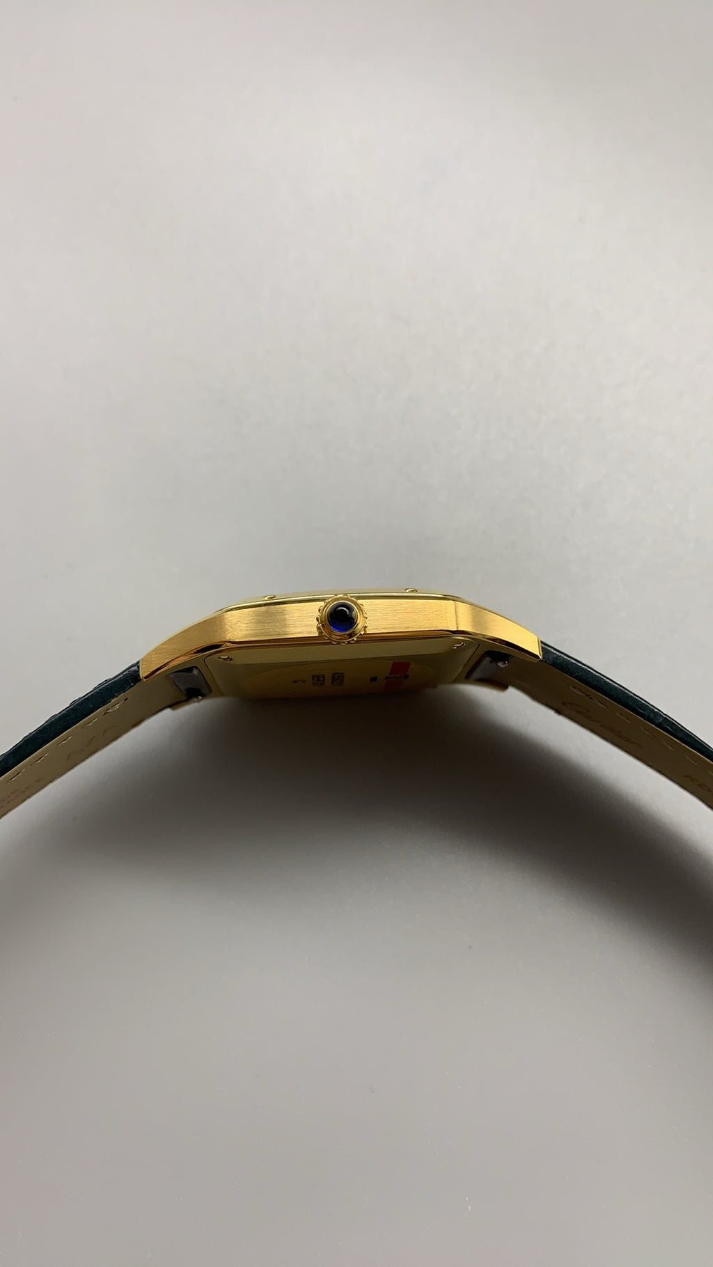 Cartier Tank Must de Cartier | ขนาดกลาง 43×31 มม. | สีโกลด์ | อัตโนมัติ