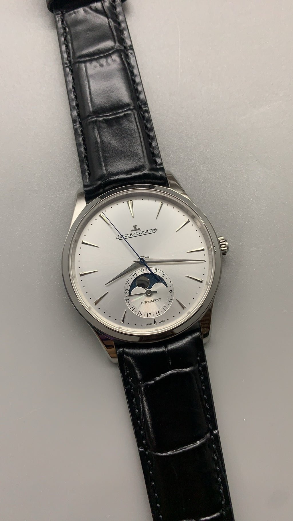 Jaeger-LeCoultre Master Ultra Thin Moon | 39MM | ตัวเรือนสแตนเลสสตีล | ฟังก์ชันข้างขึ้นข้างแรม + วันที่ | หน้าปัดสีขาว | สายหนังจระเข้สีดำ | กลไกอัตโนมัติ Cal.925/1