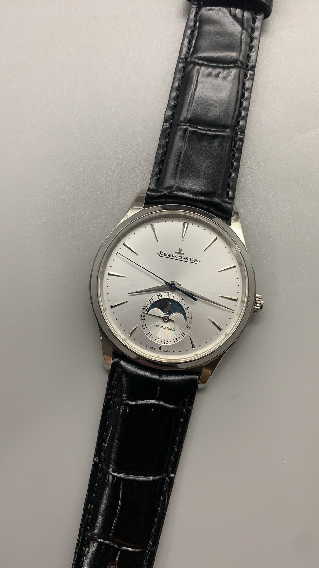 Jaeger-LeCoultre Master Ultra Thin Moon | 39MM | ตัวเรือนสแตนเลสสตีล | ฟังก์ชันข้างขึ้นข้างแรม + วันที่ | หน้าปัดสีขาว | สายหนังจระเข้สีดำ | กลไกอัตโนมัติ Cal.925/1