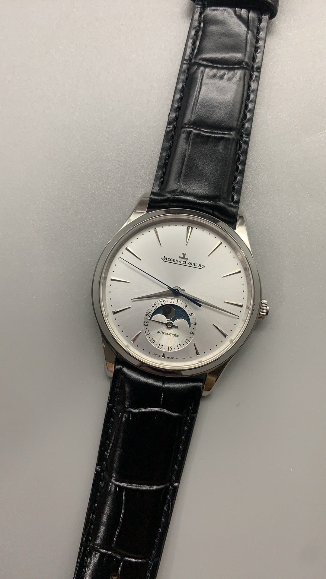 Jaeger-LeCoultre Master Ultra Thin Moon | 39MM | ตัวเรือนสแตนเลสสตีล | ฟังก์ชันข้างขึ้นข้างแรม + วันที่ | หน้าปัดสีขาว | สายหนังจระเข้สีดำ | กลไกอัตโนมัติ Cal.925/1