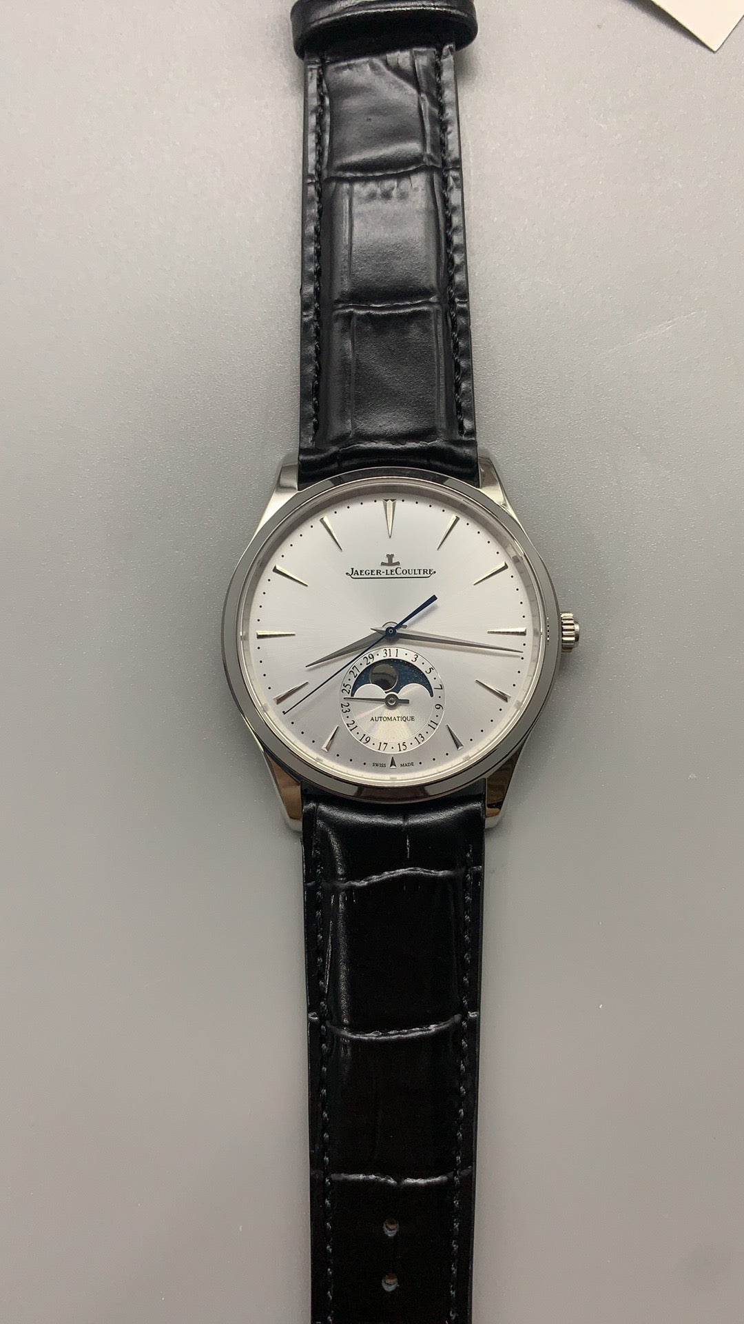 Jaeger-LeCoultre Master Ultra Thin Moon | 39MM | ตัวเรือนสแตนเลสสตีล | ฟังก์ชันข้างขึ้นข้างแรม + วันที่ | หน้าปัดสีขาว | สายหนังจระเข้สีดำ | กลไกอัตโนมัติ Cal.925/1