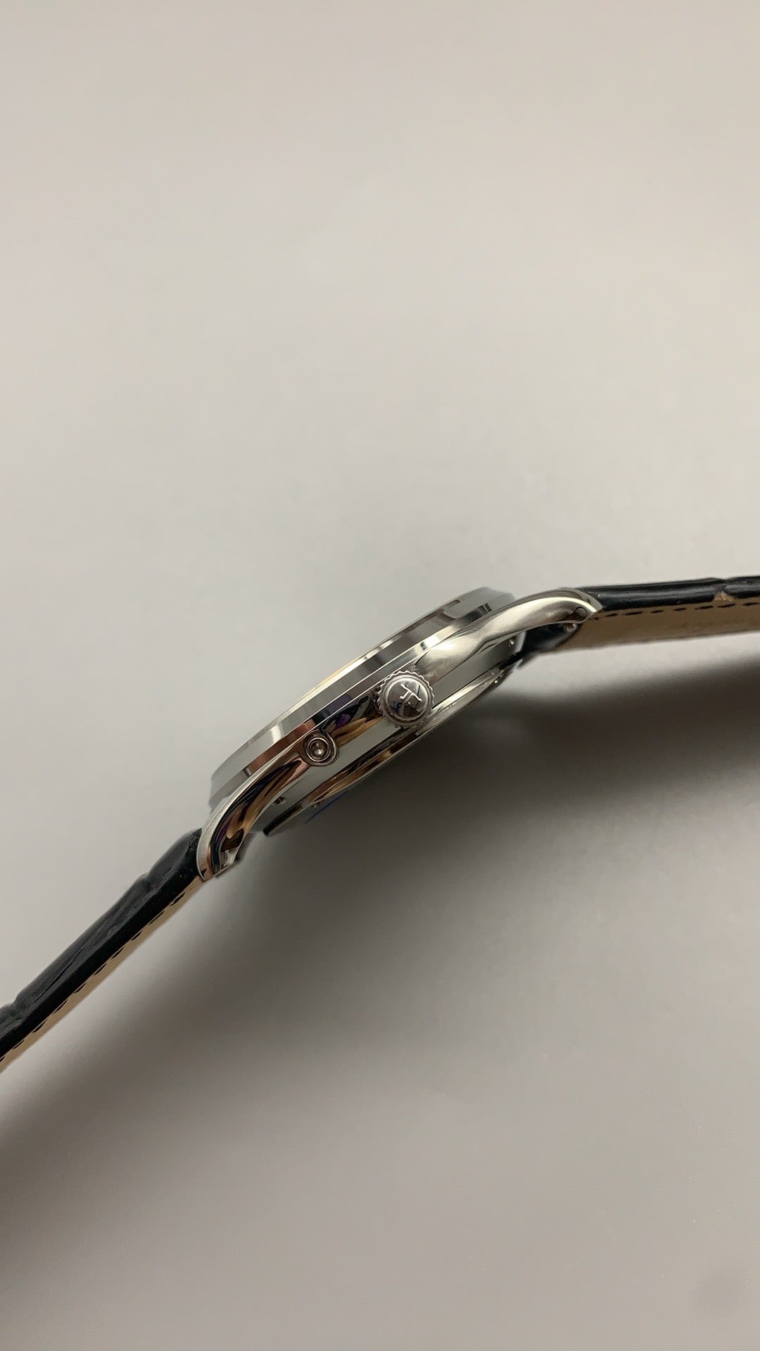 Jaeger-LeCoultre Master Ultra Thin Moon | 39MM | ตัวเรือนสแตนเลสสตีล | ฟังก์ชันข้างขึ้นข้างแรม + วันที่ | หน้าปัดสีขาว | สายหนังจระเข้สีดำ | กลไกอัตโนมัติ Cal.925/1