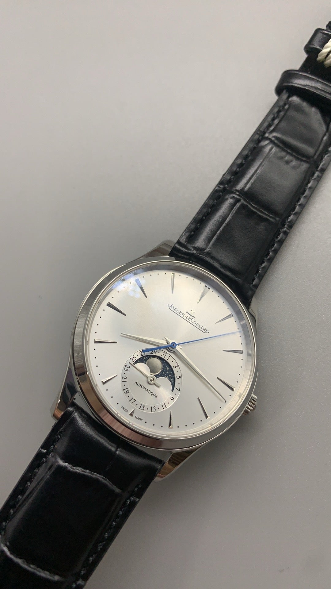 Jaeger-LeCoultre Master Ultra Thin Moon | 39MM | ตัวเรือนสแตนเลสสตีล | ฟังก์ชันข้างขึ้นข้างแรม + วันที่ | หน้าปัดสีขาว | สายหนังจระเข้สีดำ | กลไกอัตโนมัติ Cal.925/1