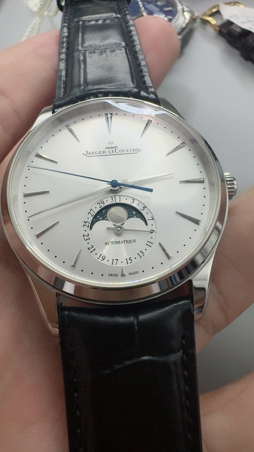 Jaeger-LeCoultre Master Ultra Thin Moon | 39MM | ตัวเรือนสแตนเลสสตีล | ฟังก์ชันข้างขึ้นข้างแรม + วันที่ | หน้าปัดสีขาว | สายหนังจระเข้สีดำ | กลไกอัตโนมัติ Cal.925/1