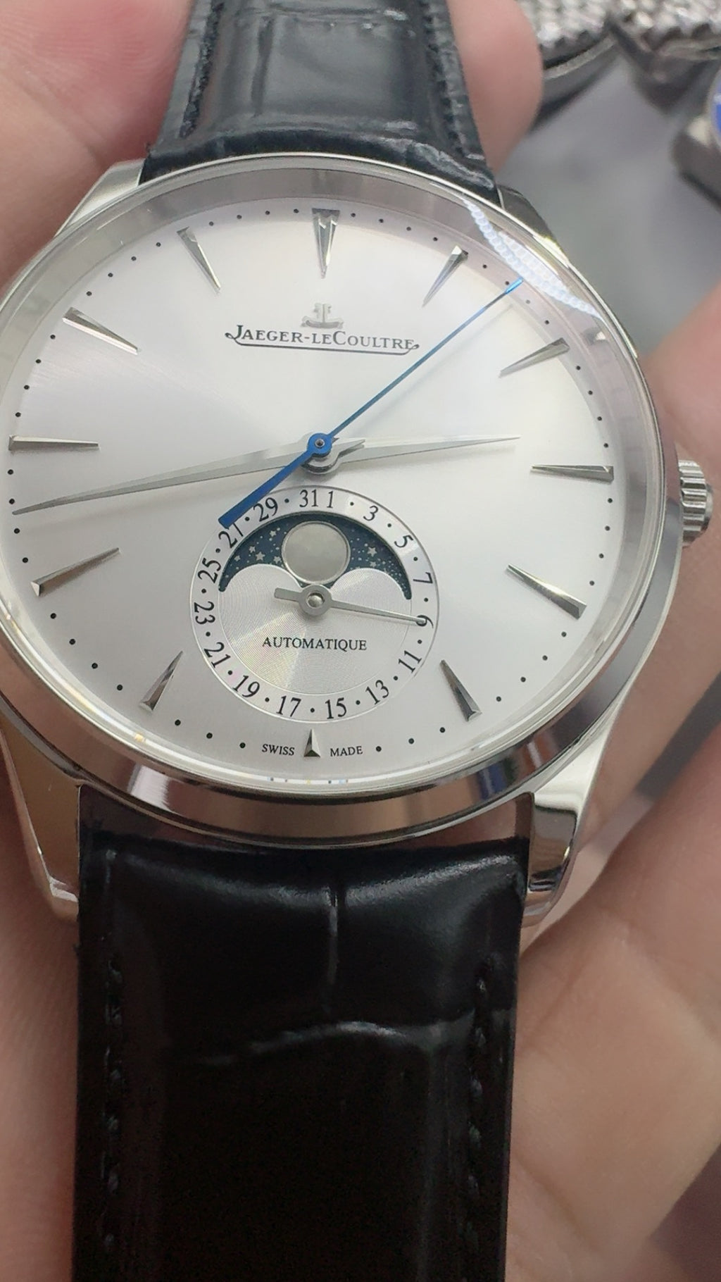 Jaeger-LeCoultre Master Ultra Thin Moon | 39MM | ตัวเรือนสแตนเลสสตีล | ฟังก์ชันข้างขึ้นข้างแรม + วันที่ | หน้าปัดสีขาว | สายหนังจระเข้สีดำ | กลไกอัตโนมัติ Cal.925/1