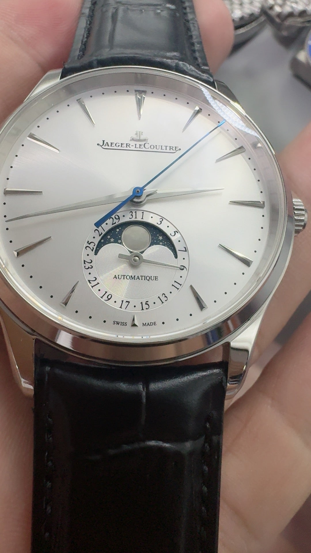 Jaeger-LeCoultre Master Ultra Thin Moon | 39MM | ตัวเรือนสแตนเลสสตีล | ฟังก์ชันข้างขึ้นข้างแรม + วันที่ | หน้าปัดสีขาว | สายหนังจระเข้สีดำ | กลไกอัตโนมัติ Cal.925/1