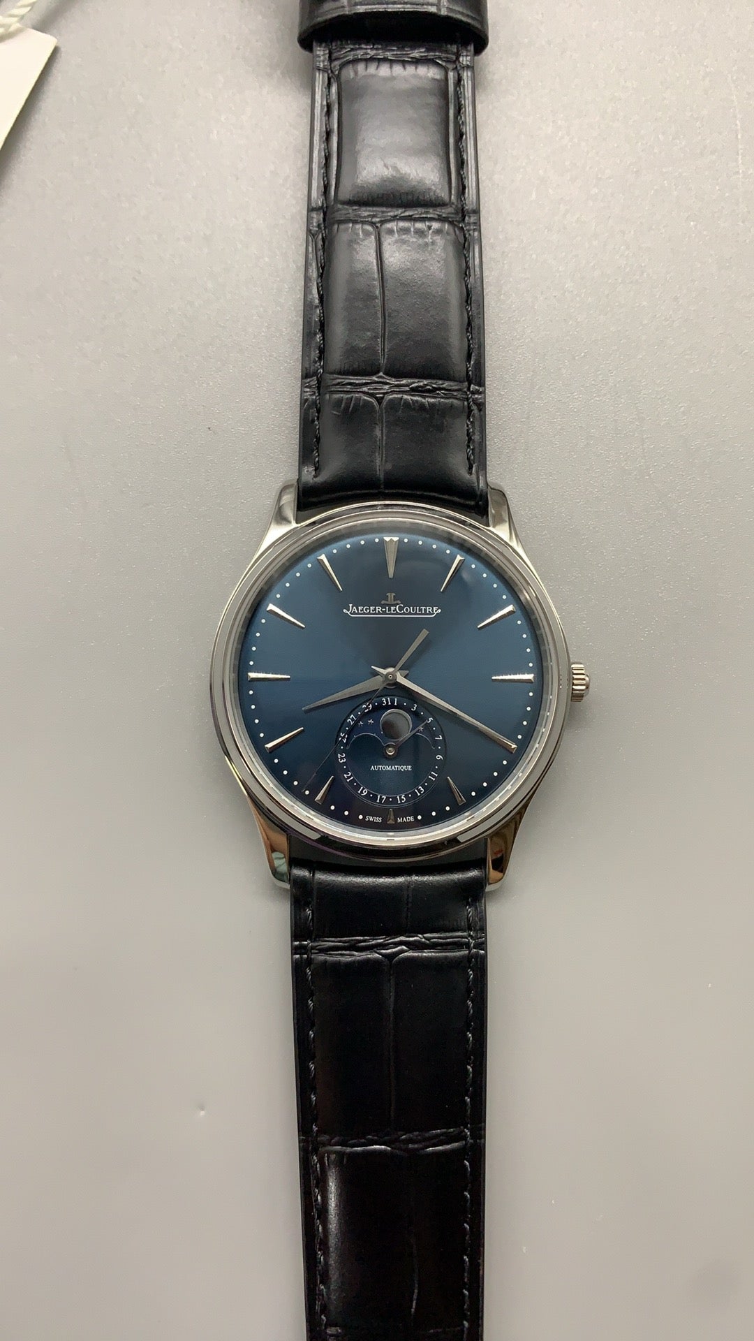Jaeger-LeCoultre Master Ultra Thin Moon | 39MM | ตัวเรือนสแตนเลสสตีล | ฟังก์ชันข้างขึ้นข้างแรม + วันที่ | หน้าปัดสีน้ำเงิน | สายหนังจระเข้สีดำ | กลไกอัตโนมัติ Cal.925/1