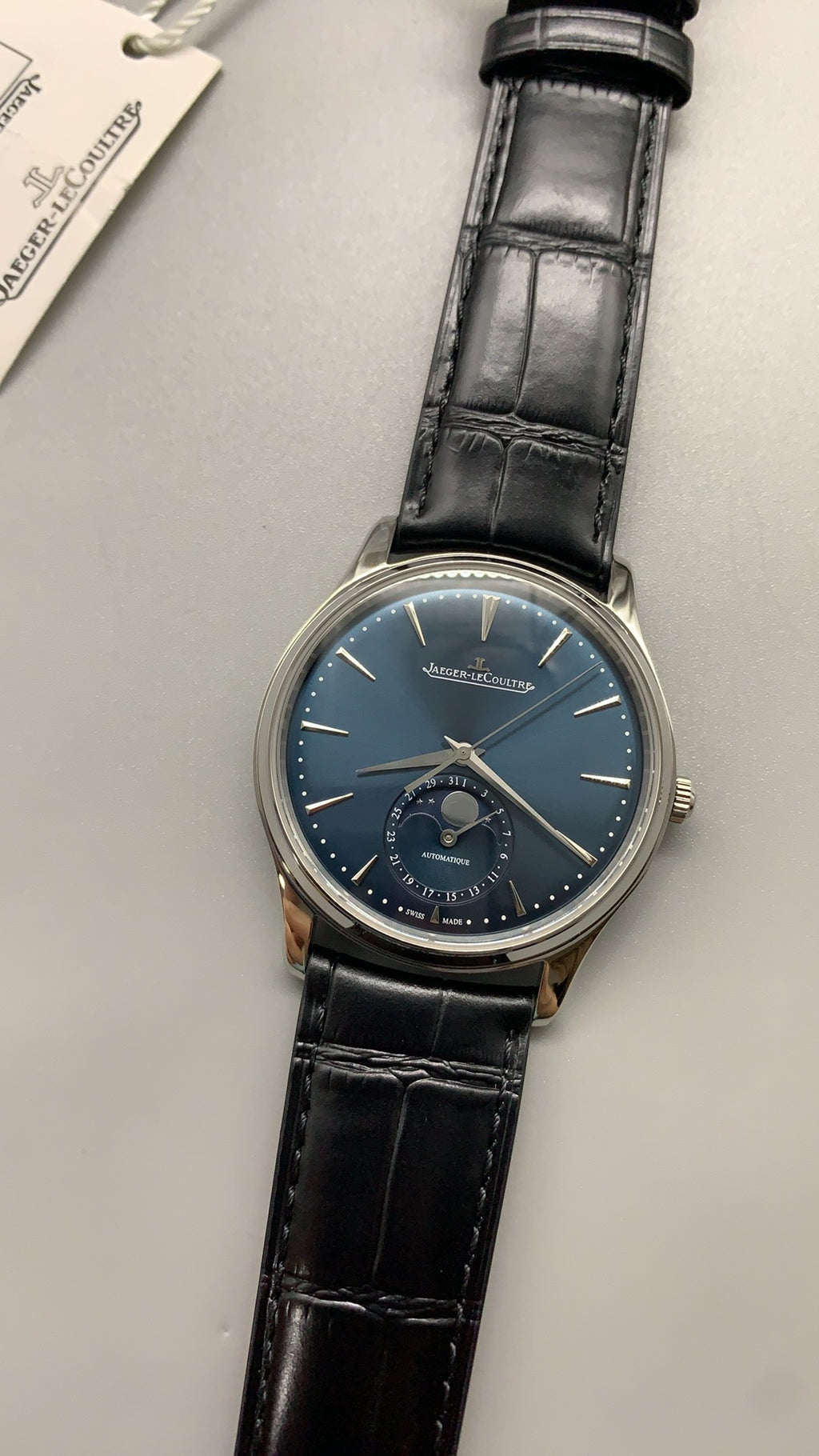 Jaeger-LeCoultre Master Ultra Thin Moon | 39MM | ตัวเรือนสแตนเลสสตีล | ฟังก์ชันข้างขึ้นข้างแรม + วันที่ | หน้าปัดสีน้ำเงิน | สายหนังจระเข้สีดำ | กลไกอัตโนมัติ Cal.925/1