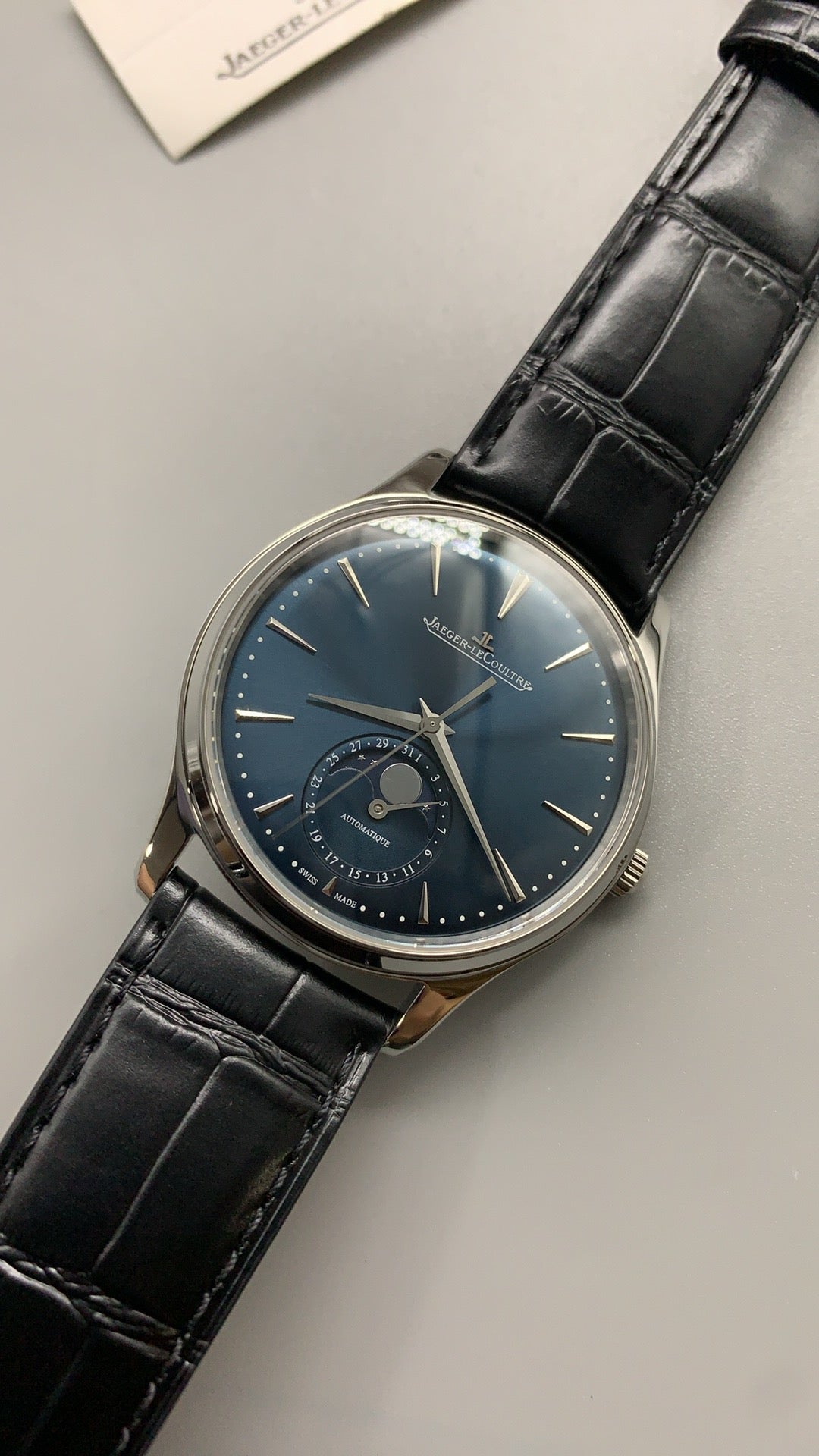 Jaeger-LeCoultre Master Ultra Thin Moon | 39MM | ตัวเรือนสแตนเลสสตีล | ฟังก์ชันข้างขึ้นข้างแรม + วันที่ | หน้าปัดสีน้ำเงิน | สายหนังจระเข้สีดำ | กลไกอัตโนมัติ Cal.925/1