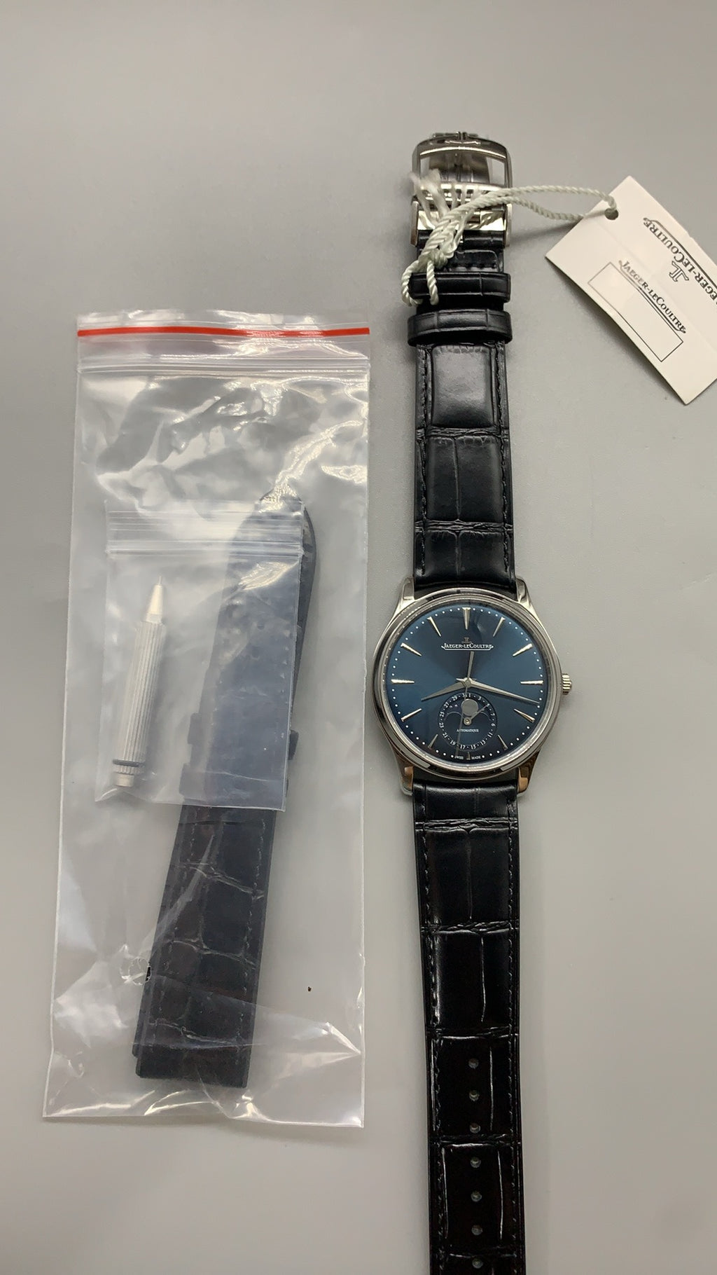 Jaeger-LeCoultre Master Ultra Thin Moon | 39MM | ตัวเรือนสแตนเลสสตีล | ฟังก์ชันข้างขึ้นข้างแรม + วันที่ | หน้าปัดสีน้ำเงิน | สายหนังจระเข้สีดำ | กลไกอัตโนมัติ Cal.925/1