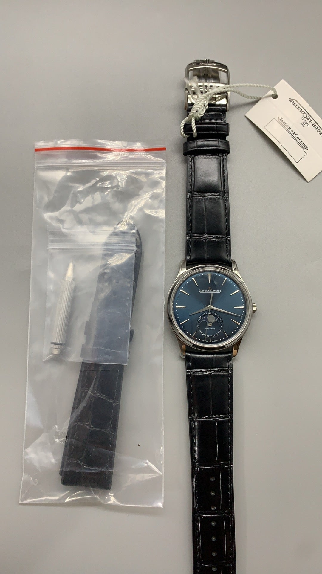 Jaeger-LeCoultre Master Ultra Thin Moon | 39MM | ตัวเรือนสแตนเลสสตีล | ฟังก์ชันข้างขึ้นข้างแรม + วันที่ | หน้าปัดสีน้ำเงิน | สายหนังจระเข้สีดำ | กลไกอัตโนมัติ Cal.925/1