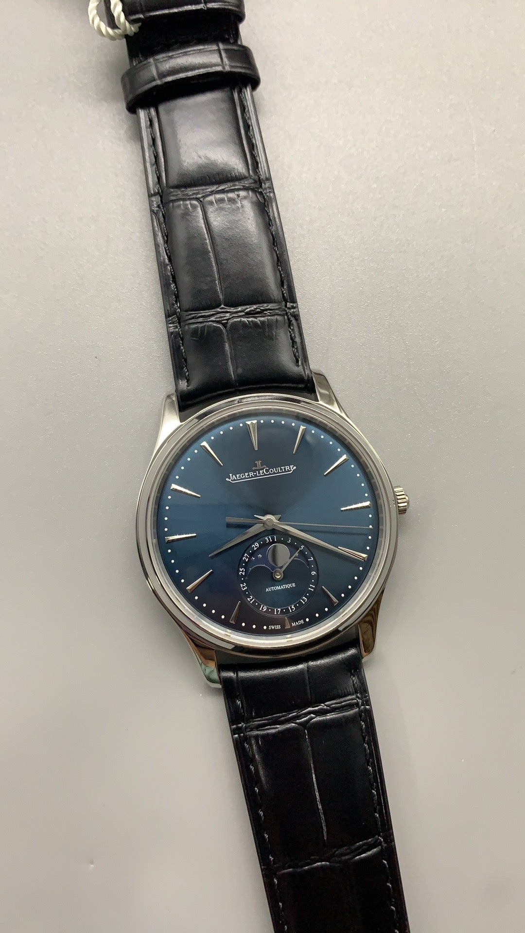 Jaeger-LeCoultre Master Ultra Thin Moon | 39MM | ตัวเรือนสแตนเลสสตีล | ฟังก์ชันข้างขึ้นข้างแรม + วันที่ | หน้าปัดสีน้ำเงิน | สายหนังจระเข้สีดำ | กลไกอัตโนมัติ Cal.925/1
