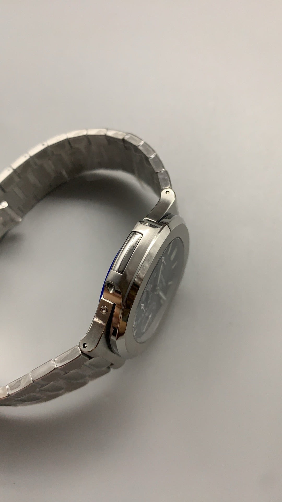 Patek Philippe Nautilus 5712 | 40MM | รุ่นใหม่! พร้อมบานพับสายแบบใหม่ | หน้าปัดสีน้ำเงินเทา | กลไกอัตโนมัติ Cal.240