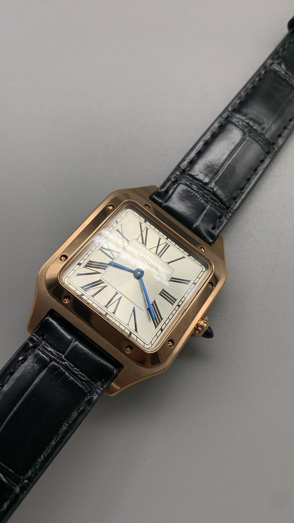 Cartier Tank Louis Dumont | ขนาดกลาง 43×31 มม. | ตัวเรือนโทนโรสโกลด์ | สายหนัง | กลไกอัตโนมัติ