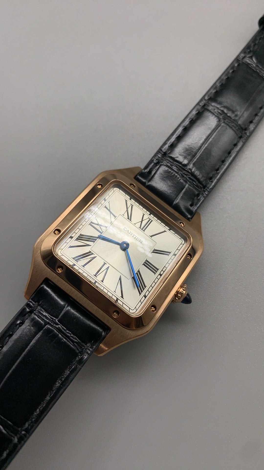 Cartier Tank Louis Dumont | ขนาดกลาง 43×31 มม. | ตัวเรือนโทนโรสโกลด์ | สายหนัง | กลไกอัตโนมัติ