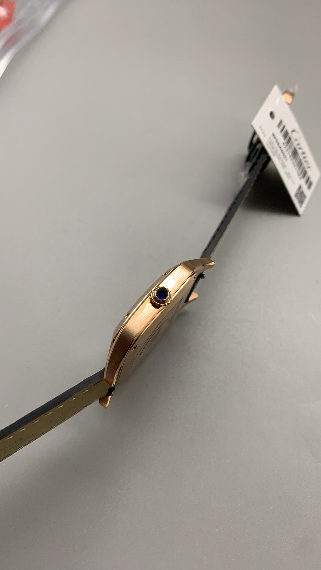 Cartier Tank Louis Dumont | ขนาดกลาง 43×31 มม. | ตัวเรือนโทนโรสโกลด์ | สายหนัง | กลไกอัตโนมัติ