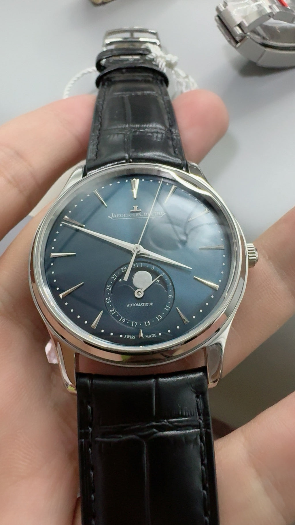 Jaeger-LeCoultre Master Ultra Thin Moon | 39MM | ตัวเรือนสแตนเลสสตีล | ฟังก์ชันข้างขึ้นข้างแรม + วันที่ | หน้าปัดสีน้ำเงิน | สายหนังจระเข้สีดำ | กลไกอัตโนมัติ Cal.925/1
