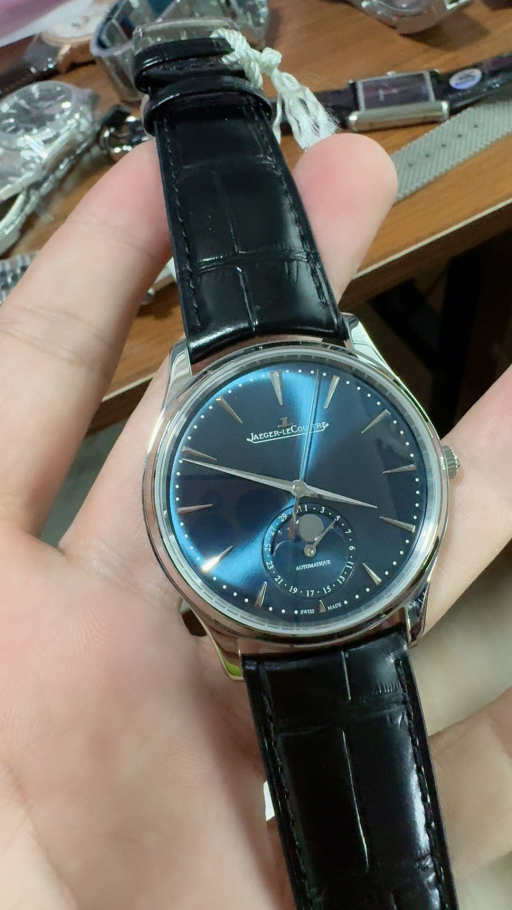 Jaeger-LeCoultre Master Ultra Thin Moon | 39MM | ตัวเรือนสแตนเลสสตีล | ฟังก์ชันข้างขึ้นข้างแรม + วันที่ | หน้าปัดสีน้ำเงิน | สายหนังจระเข้สีดำ | กลไกอัตโนมัติ Cal.925/1
