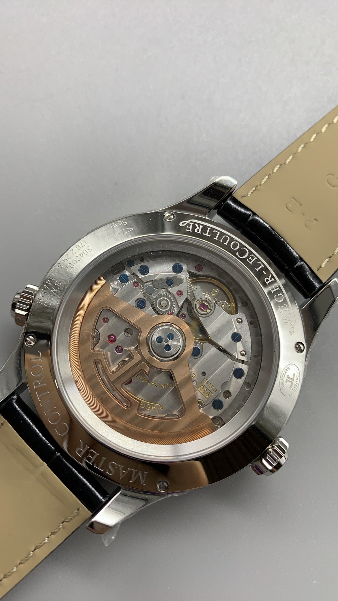 Jaeger-LeCoultre Master Geographic | 39MM | ตัวเรือนสแตนเลสสตีล | ฟังก์ชันเวลาโลก + เขตเวลาที่สอง | หน้าปัดสีเงิน | สายหนังจระเข้สีดำ | กลไกอัตโนมัติ Cal.939A/1