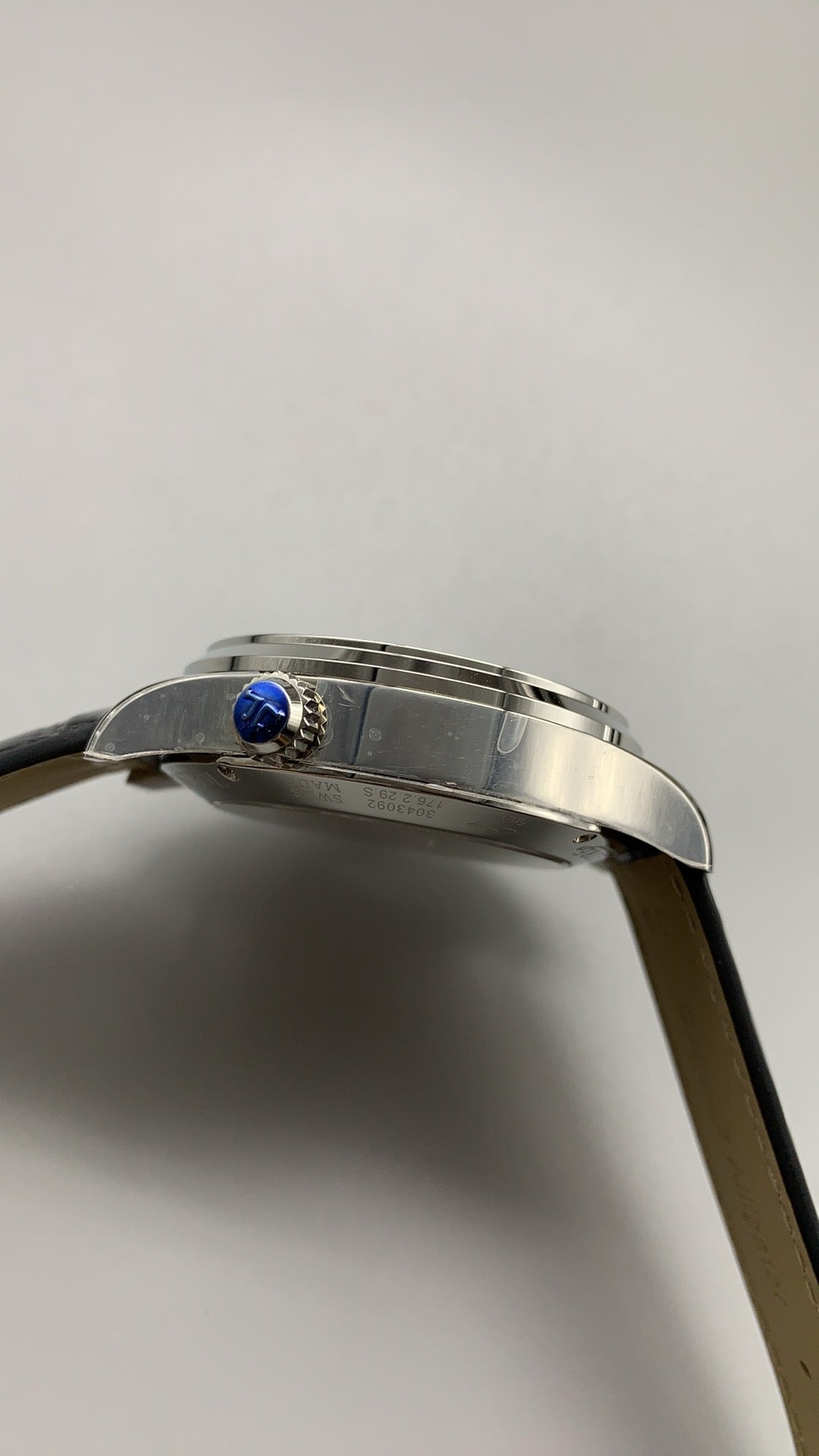 Jaeger-LeCoultre Master Geographic | 39MM | ตัวเรือนสแตนเลสสตีล | ฟังก์ชันเวลาโลก + เขตเวลาที่สอง | หน้าปัดสีเงิน | สายหนังจระเข้สีดำ | กลไกอัตโนมัติ Cal.939A/1