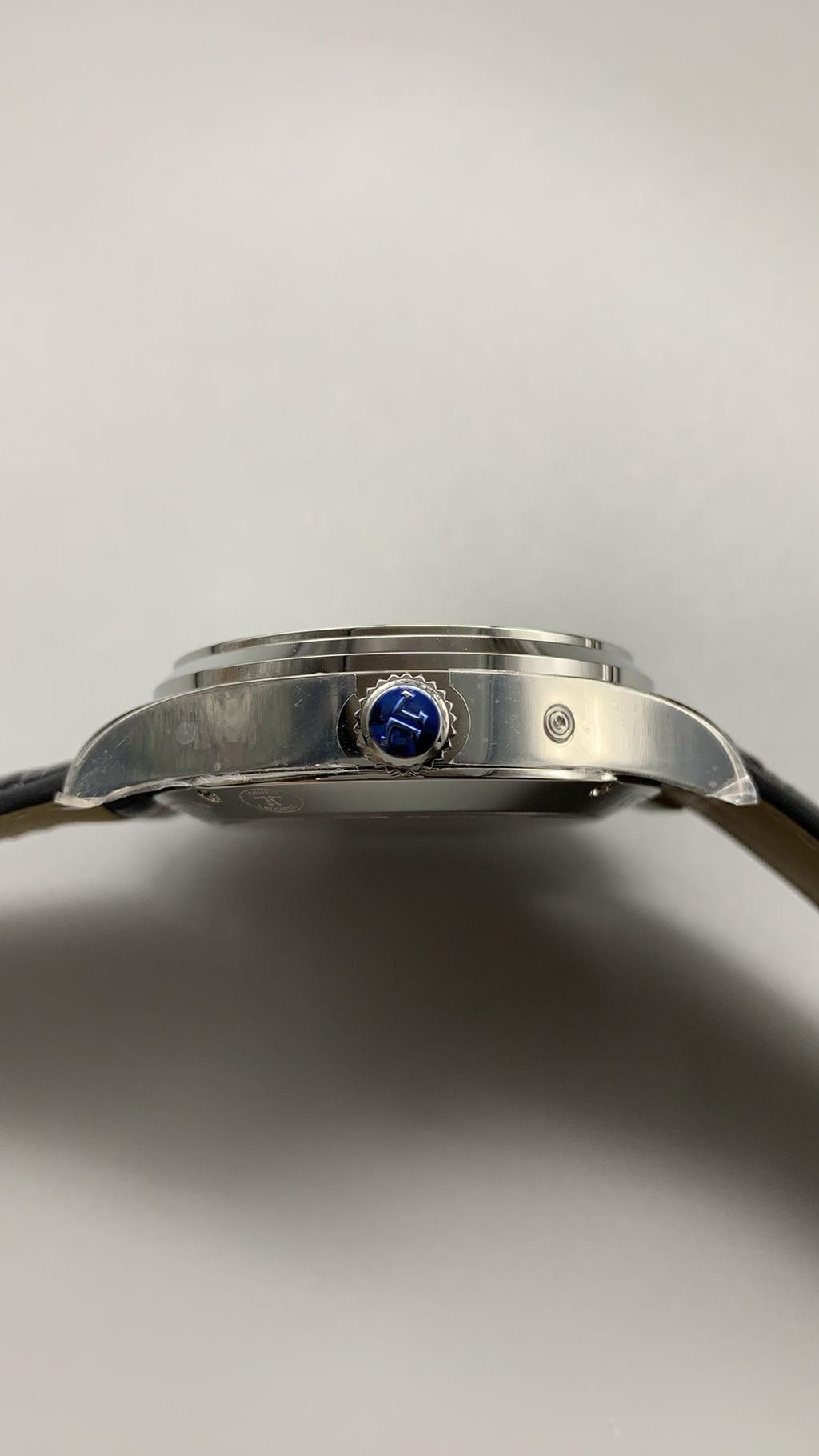 Jaeger-LeCoultre Master Geographic | 39MM | ตัวเรือนสแตนเลสสตีล | ฟังก์ชันเวลาโลก + เขตเวลาที่สอง | หน้าปัดสีเงิน | สายหนังจระเข้สีดำ | กลไกอัตโนมัติ Cal.939A/1