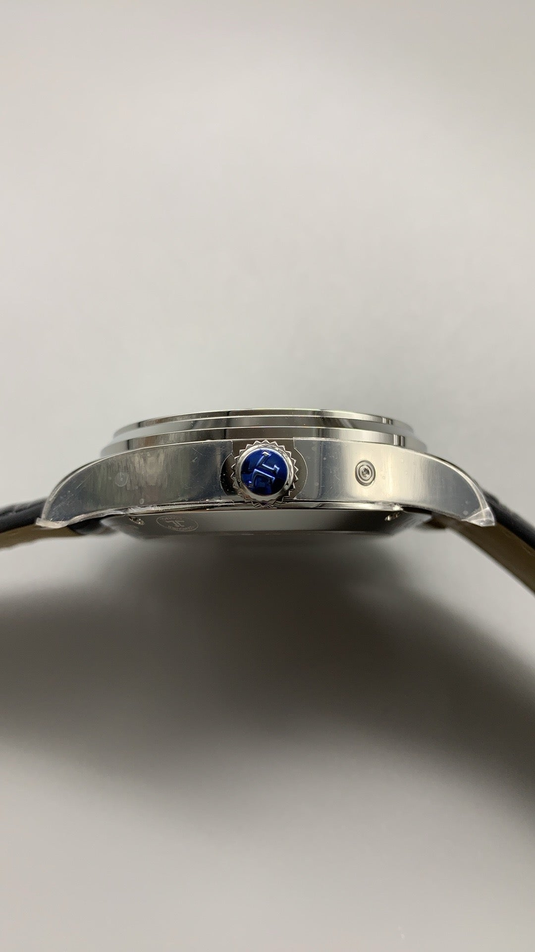 Jaeger-LeCoultre Master Geographic | 39MM | ตัวเรือนสแตนเลสสตีล | ฟังก์ชันเวลาโลก + เขตเวลาที่สอง | หน้าปัดสีเงิน | สายหนังจระเข้สีดำ | กลไกอัตโนมัติ Cal.939A/1