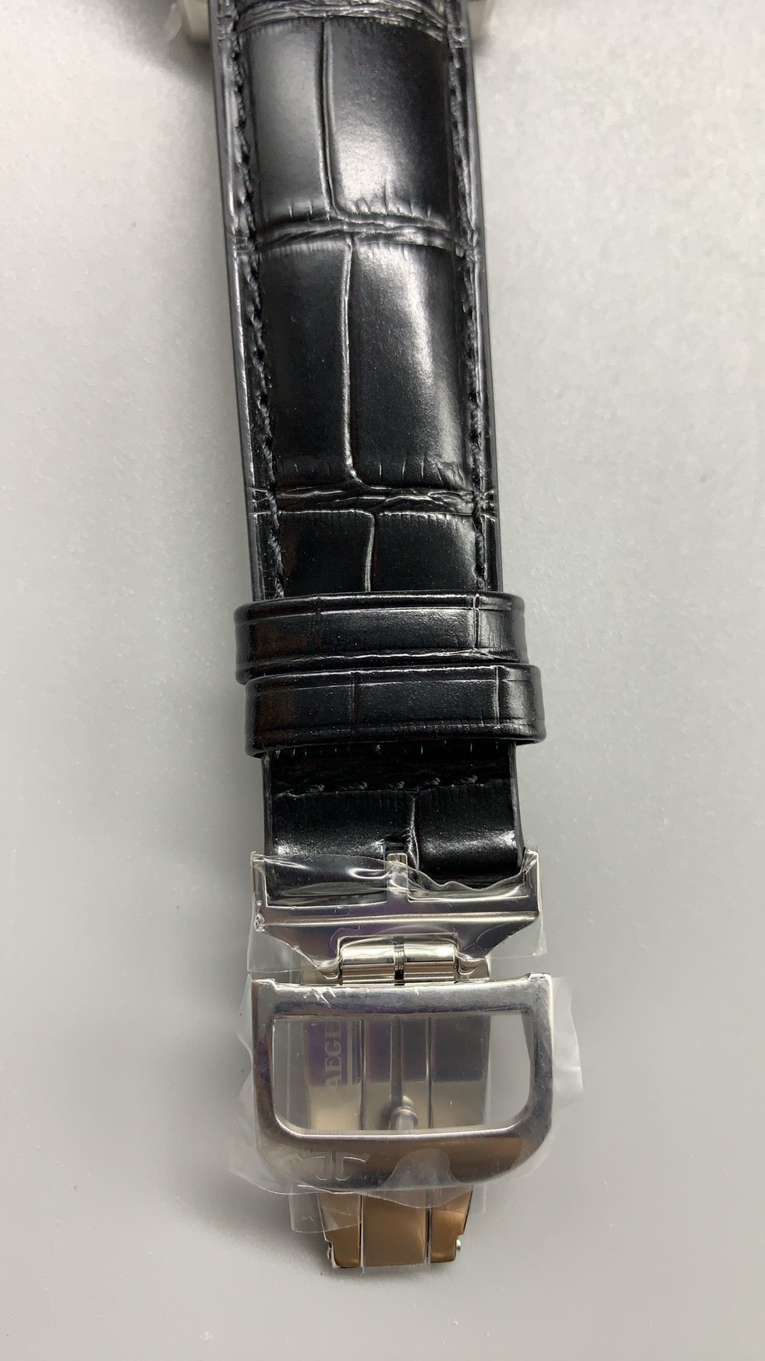 Jaeger-LeCoultre Master Geographic | 39MM | ตัวเรือนสแตนเลสสตีล | ฟังก์ชันเวลาโลก + เขตเวลาที่สอง | หน้าปัดสีเงิน | สายหนังจระเข้สีดำ | กลไกอัตโนมัติ Cal.939A/1