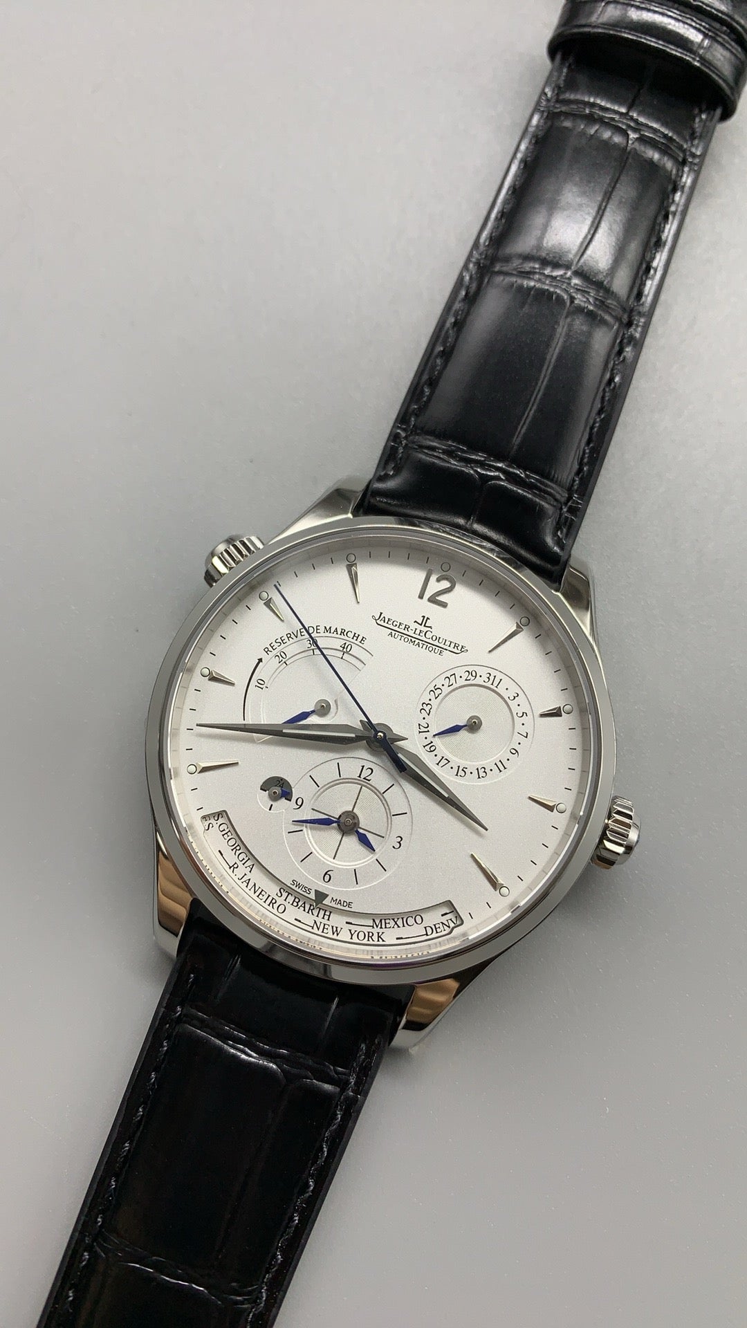Jaeger-LeCoultre Master Geographic | 39MM | ตัวเรือนสแตนเลสสตีล | ฟังก์ชันเวลาโลก + เขตเวลาที่สอง | หน้าปัดสีเงิน | สายหนังจระเข้สีดำ | กลไกอัตโนมัติ Cal.939A/1
