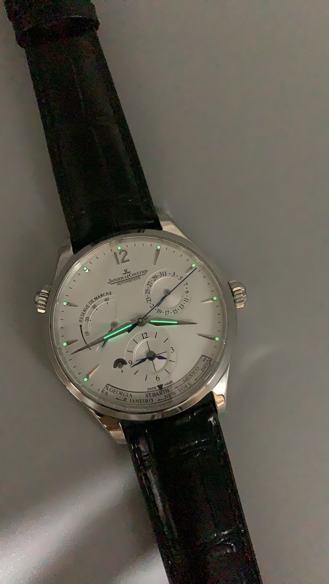 Jaeger-LeCoultre Master Geographic | 39MM | ตัวเรือนสแตนเลสสตีล | ฟังก์ชันเวลาโลก + เขตเวลาที่สอง | หน้าปัดสีเงิน | สายหนังจระเข้สีดำ | กลไกอัตโนมัติ Cal.939A/1