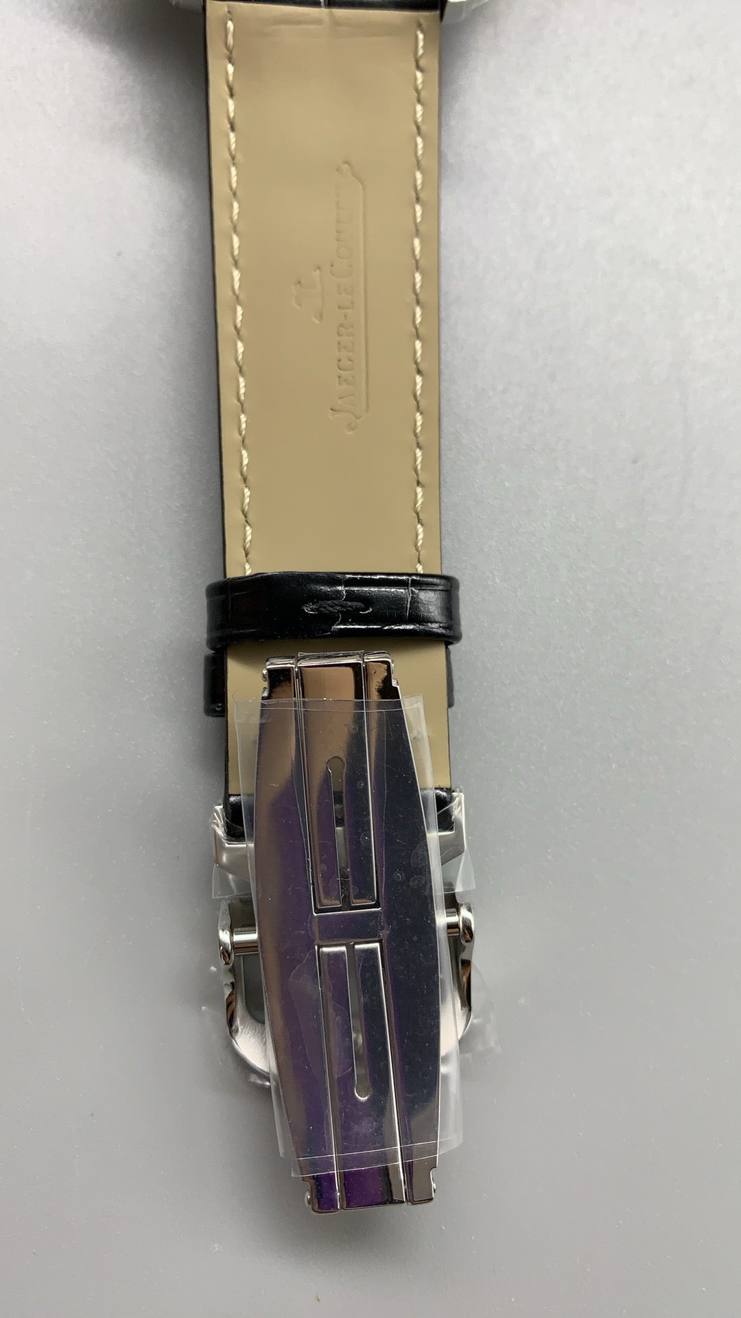 Jaeger-LeCoultre Master Geographic | 39MM | ตัวเรือนสแตนเลสสตีล | ฟังก์ชันเวลาโลก + เขตเวลาที่สอง | หน้าปัดสีเงิน | สายหนังจระเข้สีดำ | กลไกอัตโนมัติ Cal.939A/1