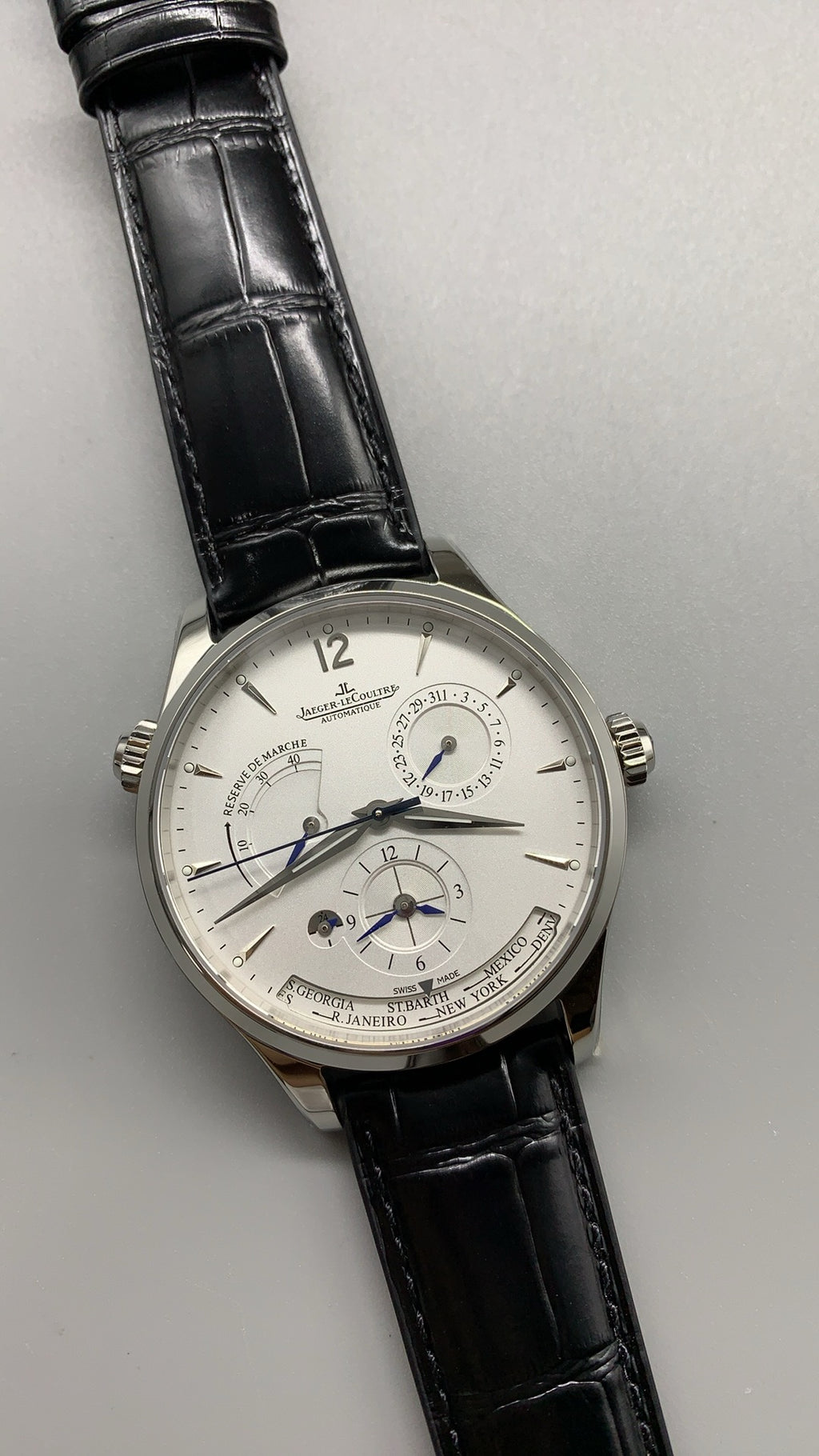 Jaeger-LeCoultre Master Geographic | 39MM | ตัวเรือนสแตนเลสสตีล | ฟังก์ชันเวลาโลก + เขตเวลาที่สอง | หน้าปัดสีเงิน | สายหนังจระเข้สีดำ | กลไกอัตโนมัติ Cal.939A/1