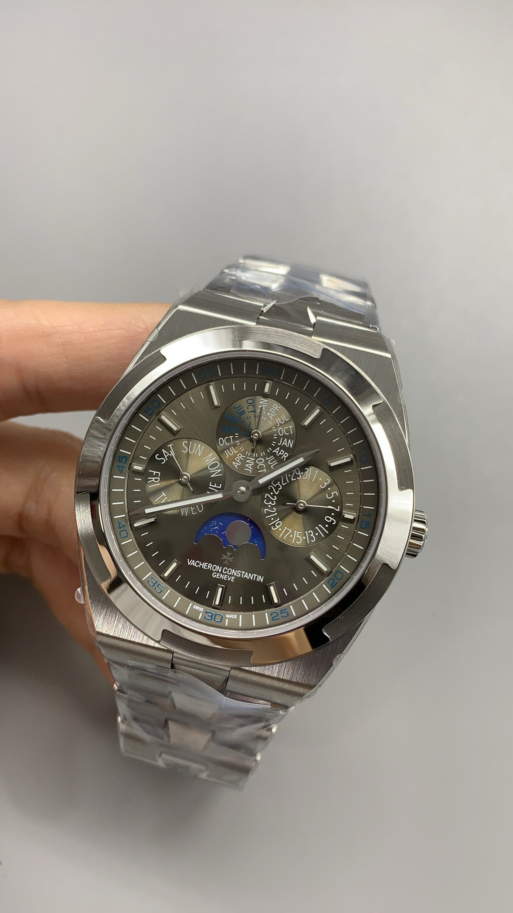 Vacheron Constantin Overseas Perpetual Calendar | 41.5MM | ตัวเรือนสแตนเลสสตีล | ปฏิทินถาวร + ข้างขึ้นข้างแรม | กลไกอัตโนมัติ Cal.1120 QP/1