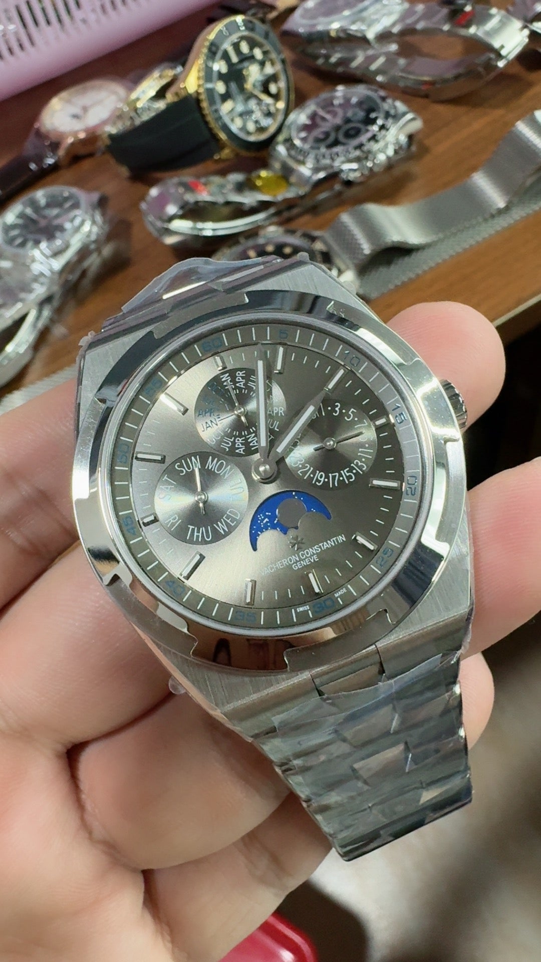 Vacheron Constantin Overseas Perpetual Calendar | 41.5MM | ตัวเรือนสแตนเลสสตีล | ปฏิทินถาวร + ข้างขึ้นข้างแรม | กลไกอัตโนมัติ Cal.1120 QP/1