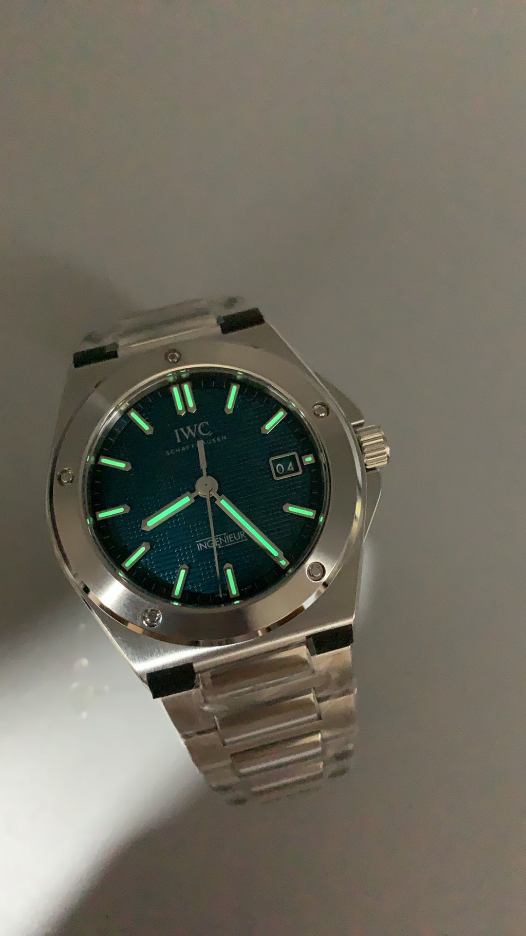 IWC Ingenieur Automatic 40 | 40MM | ตัวเรือนสแตนเลสสตีล | ฟังก์ชันวันที่ | หน้าปัดสีเขียว | สายเหล็กสแตนเลส | กลไกอัตโนมัติ Cal.32111