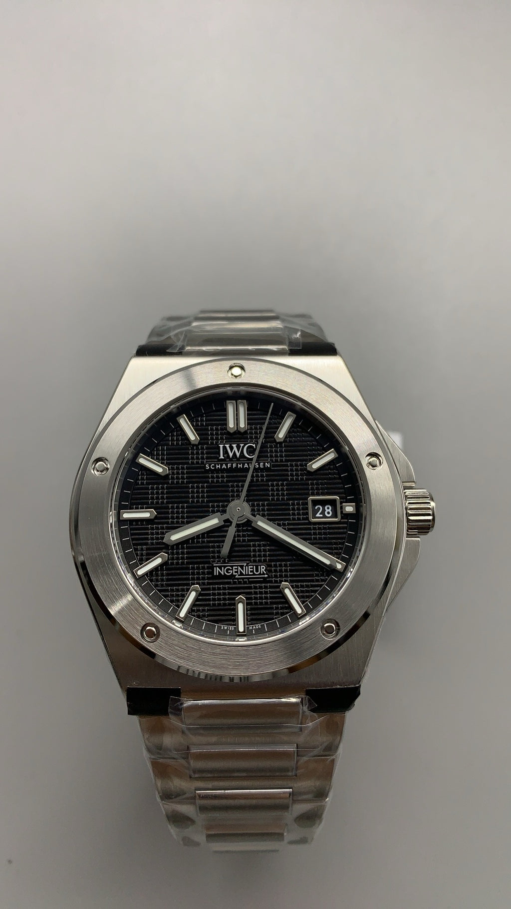 IWC Ingenieur Automatic 40 | 40MM | ตัวเรือนสแตนเลสสตีล | ฟังก์ชันวันที่ | หน้าปัดสีดำ | สายเหล็กสแตนเลส | กลไกอัตโนมัติ Cal.32111
