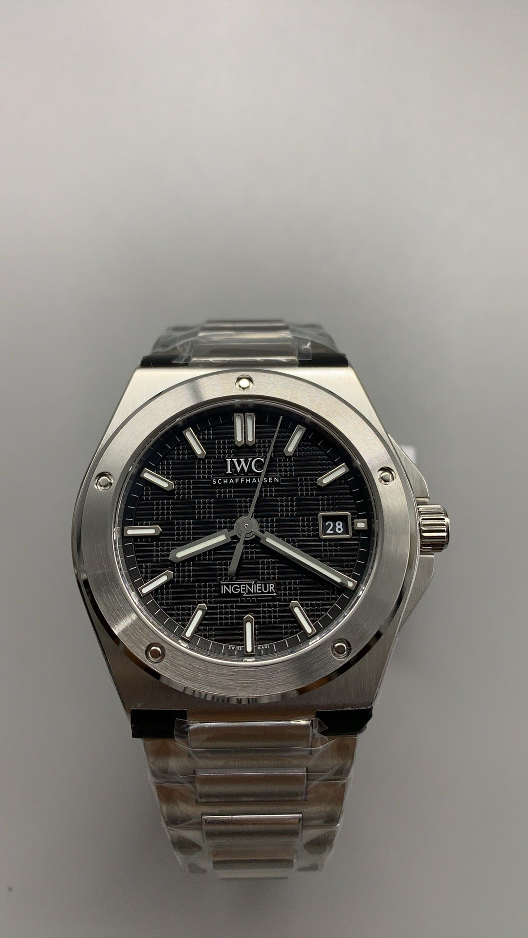 IWC Ingenieur Automatic 40 | 40MM | ตัวเรือนสแตนเลสสตีล | ฟังก์ชันวันที่ | หน้าปัดสีดำ | สายเหล็กสแตนเลส | กลไกอัตโนมัติ Cal.32111