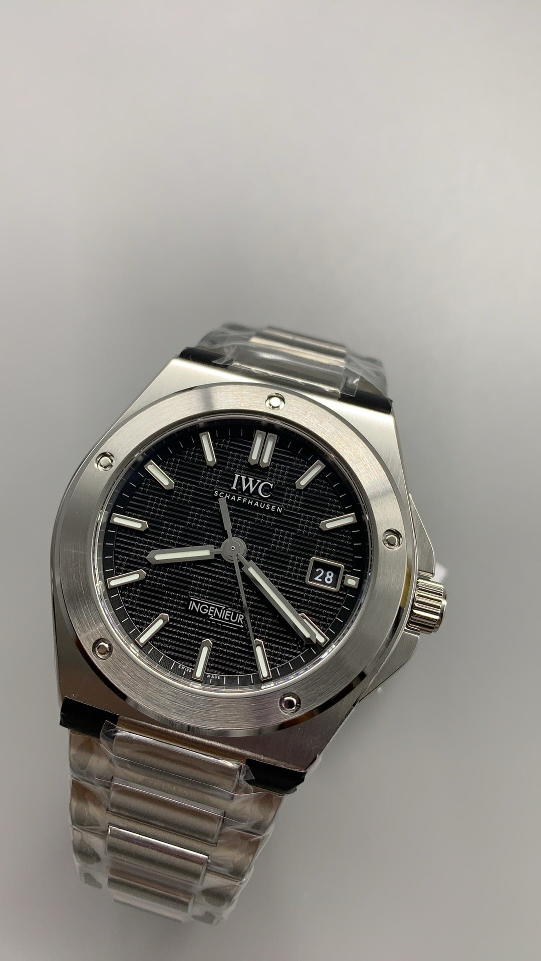 IWC Ingenieur Automatic 40 | 40MM | ตัวเรือนสแตนเลสสตีล | ฟังก์ชันวันที่ | หน้าปัดสีดำ | สายเหล็กสแตนเลส | กลไกอัตโนมัติ Cal.32111