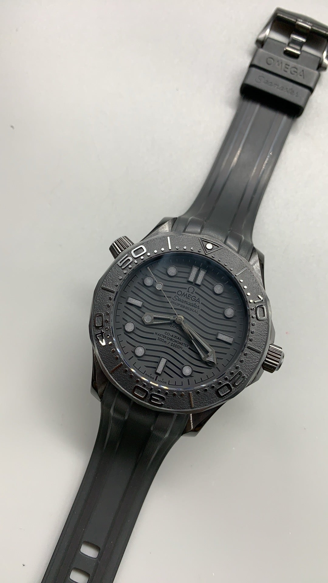 Omega Seamaster Diver 300M 43.5MM | กลไกอัตโนมัติ Co-Axial Master Chronometer ขนาดตัวเรือน: 43.5 มม.