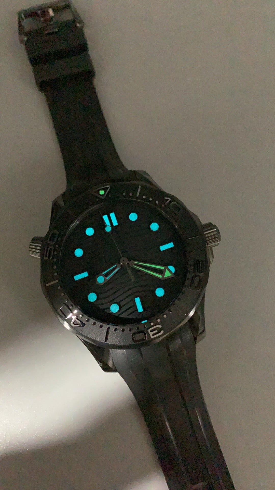 Omega Seamaster Diver 300M 43.5MM | กลไกอัตโนมัติ Co-Axial Master Chronometer ขนาดตัวเรือน: 43.5 มม.